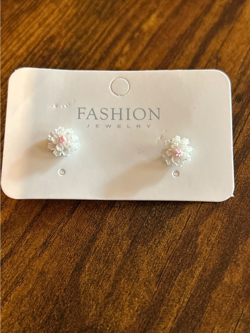 Fashion Jewelry White Flower Stud Earrings with Pink Center